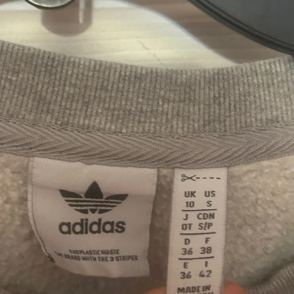 Adidas Essentials Small Logo Feelcozy Sweatshirt Size Small Women’s - Picture 6 of 8